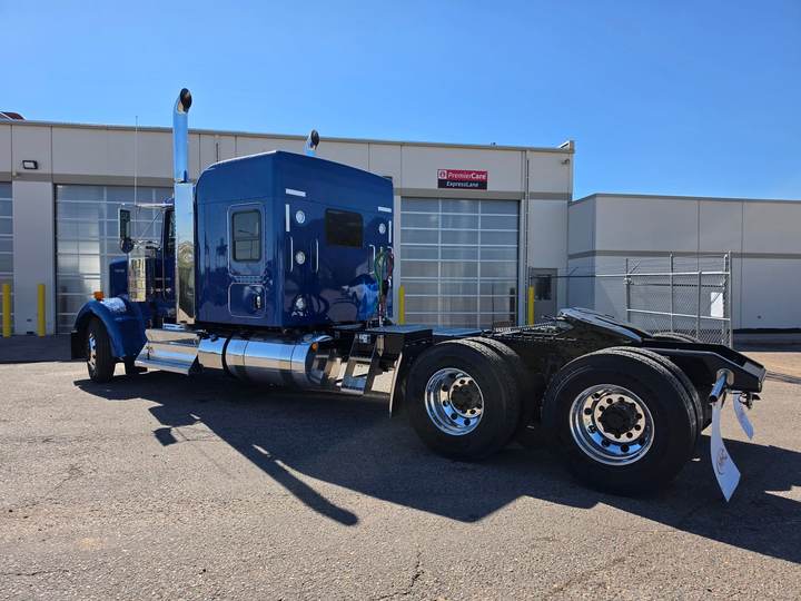 2027 Kenworth W900L 72" Flat Top Sleeper, exterior photo 3