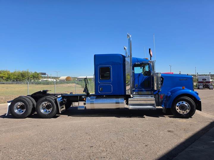 2027 Kenworth W900L 72" Flat Top Sleeper, exterior photo 4