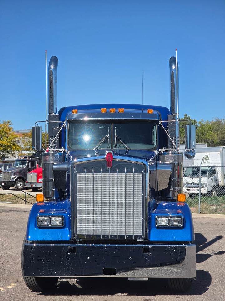 2027 Kenworth W900L 72" Flat Top Sleeper, exterior photo 5