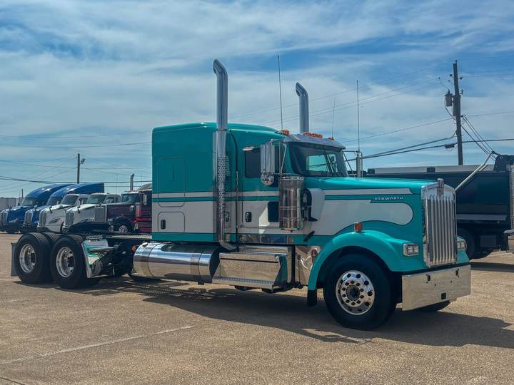 2027 Kenworth W900L 72" Flat Top Sleeper, exterior photo 1