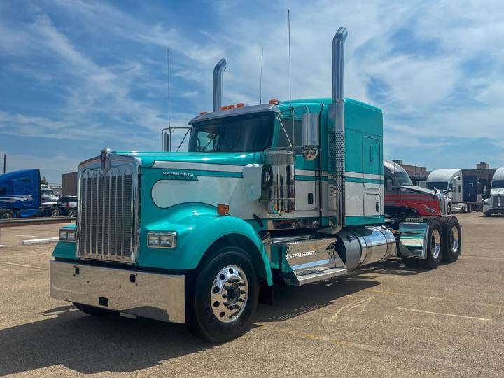 2027 Kenworth W900L 72" Flat Top Sleeper, exterior photo 2