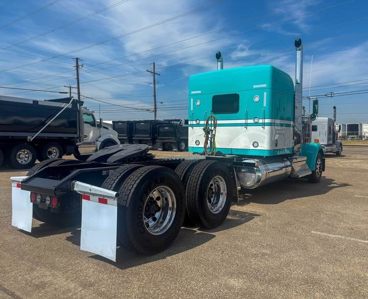 2027 Kenworth W900L 72" Flat Top Sleeper, exterior photo 3