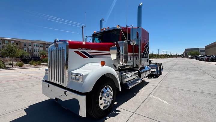 2027 Kenworth W900L 72" Flat Top Sleeper, exterior photo 1