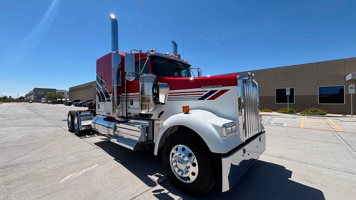2027 Kenworth W900L 72" Flat Top Sleeper, exterior photo 6