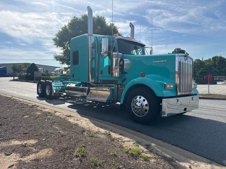 2027 Kenworth W900L 72" Flat Top Sleeper, exterior photo 1