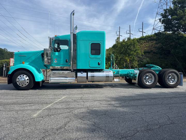 2027 Kenworth W900L 72" Flat Top Sleeper, exterior photo 3