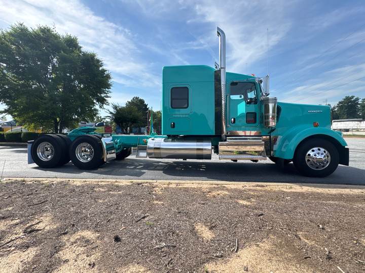 2027 Kenworth W900L 72" Flat Top Sleeper, exterior photo 5