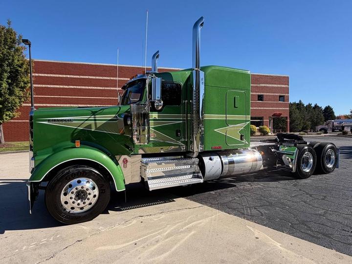 2027 Kenworth W900L 72" Flat Top Sleeper, exterior photo 1