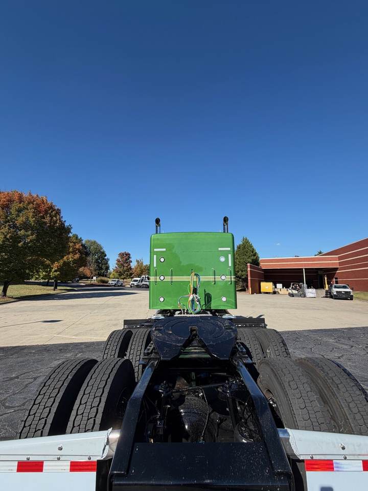 2027 Kenworth W900L 72" Flat Top Sleeper, exterior photo 3