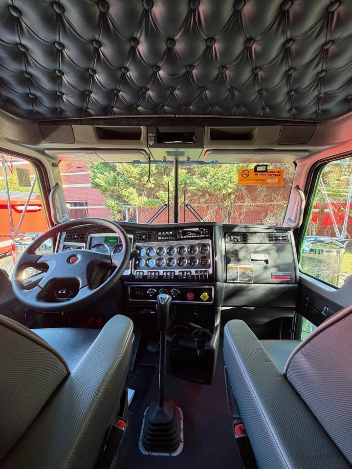 2027 Kenworth W900L 72" Flat Top Sleeper, interior photo 4