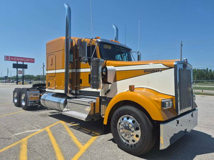2027 Kenworth W900L 72" Flat Top Sleeper, exterior photo 1
