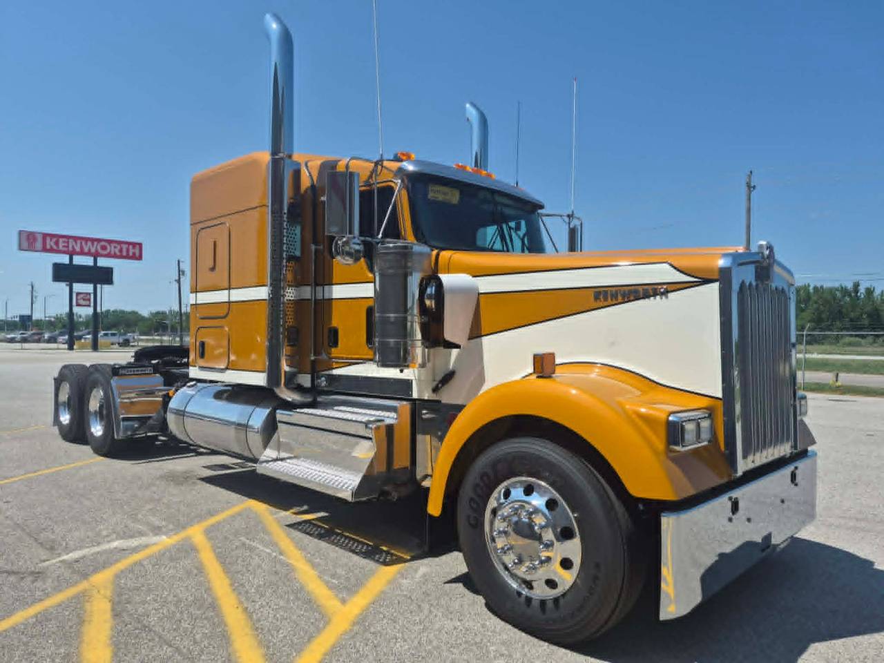 2027 Kenworth W900L 72" Flat Top Sleeper, exterior photo 1