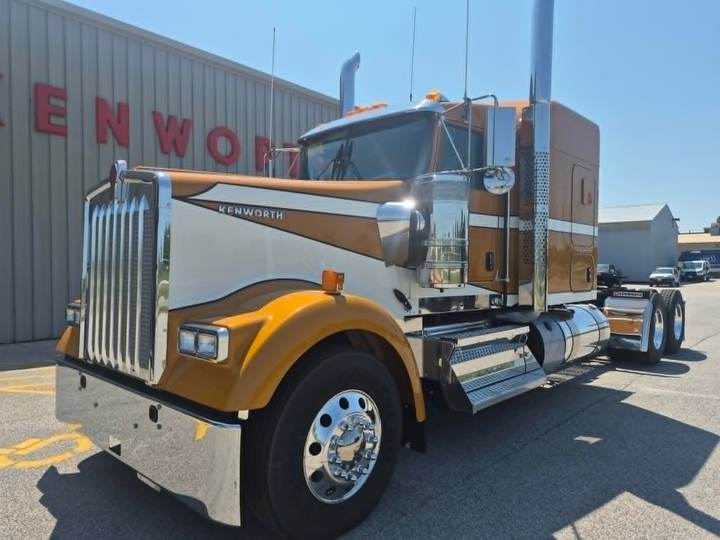 2027 Kenworth W900L 72" Flat Top Sleeper, exterior photo 2