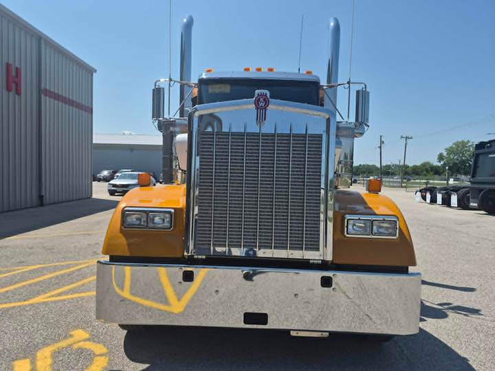2027 Kenworth W900L 72" Flat Top Sleeper, exterior photo 3