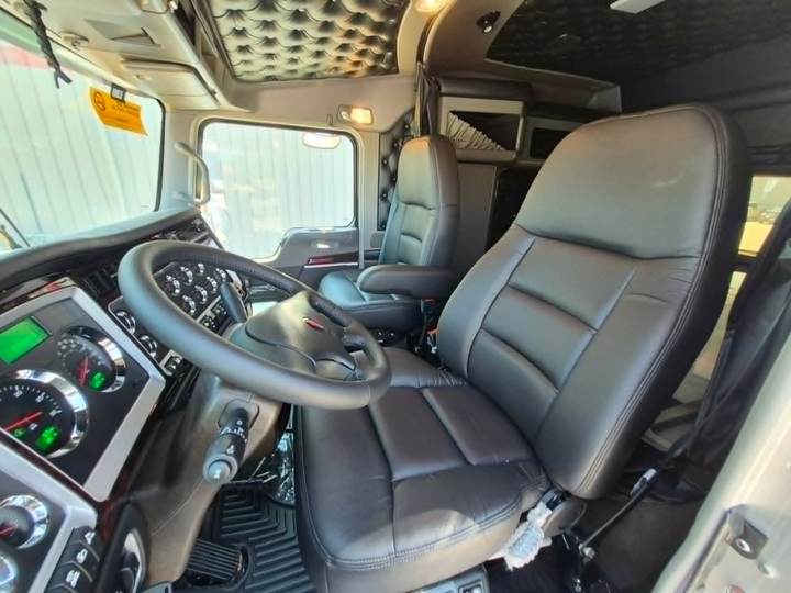 2027 Kenworth W900L 72" Flat Top Sleeper, interior photo 4