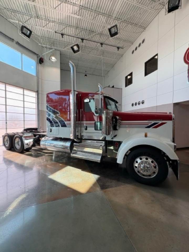 2027 Kenworth W900L 72" Flat Top Sleeper, exterior photo 1