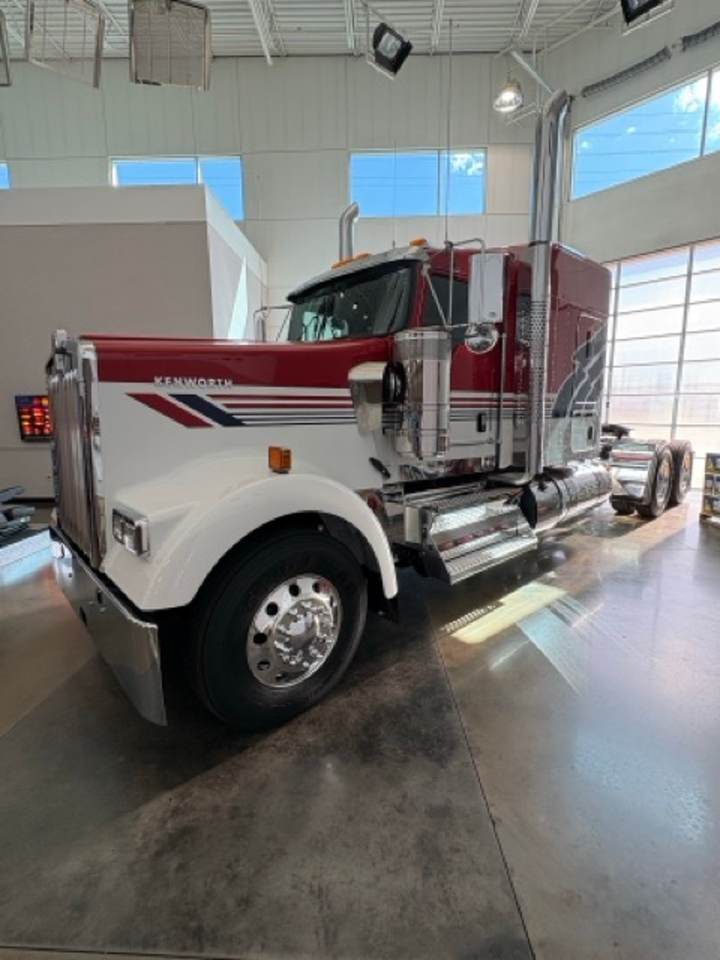 2027 Kenworth W900L 72" Flat Top Sleeper, exterior photo 2