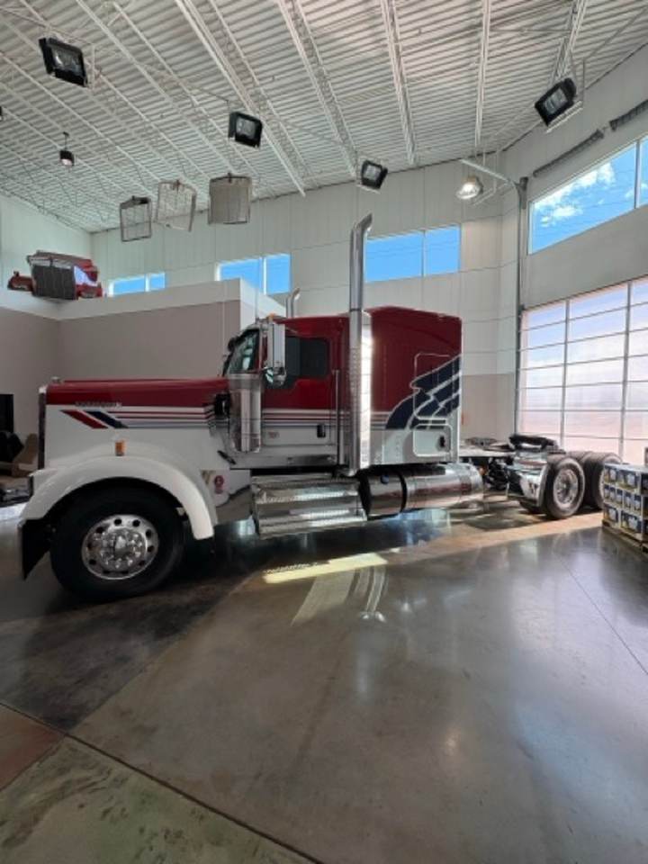 2027 Kenworth W900L 72" Flat Top Sleeper, exterior photo 3