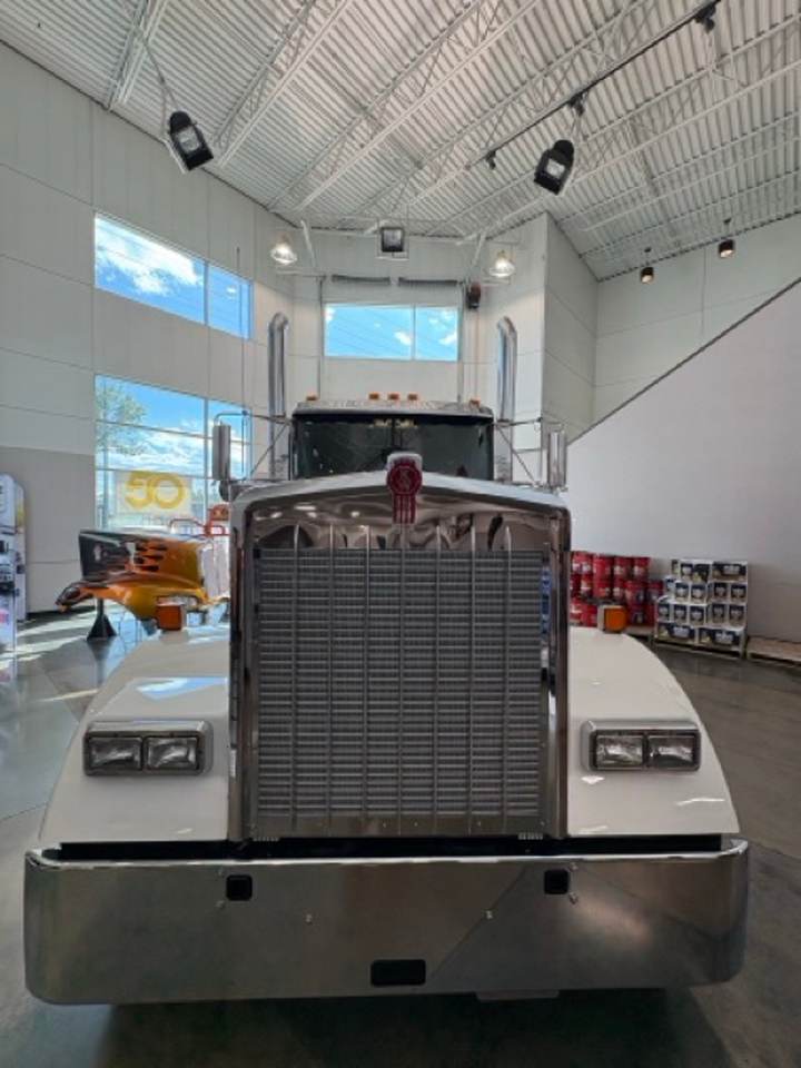 2027 Kenworth W900L 72" Flat Top Sleeper, exterior photo 4