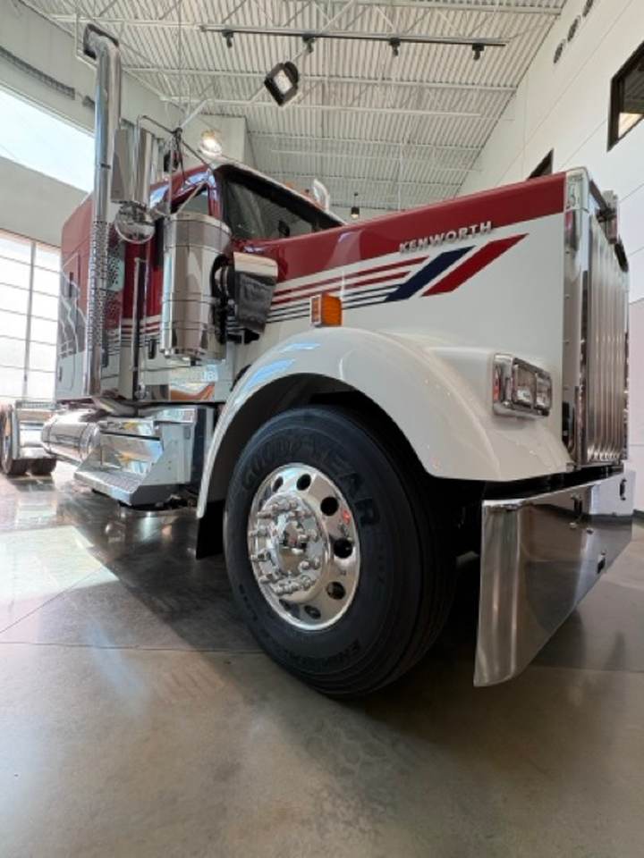 2027 Kenworth W900L 72" Flat Top Sleeper, exterior photo 5