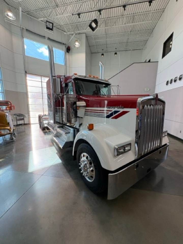 2027 Kenworth W900L 72" Flat Top Sleeper, exterior photo 6