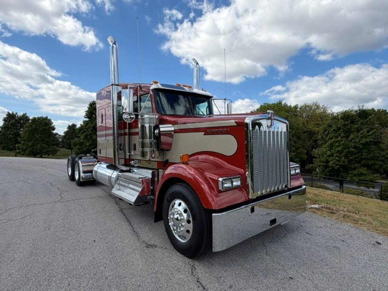 2027 Kenworth W900L 72" Flat Top Sleeper, exterior photo 1