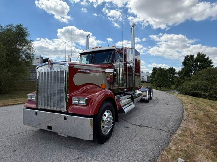 2027 Kenworth W900L 72" Flat Top Sleeper, exterior photo 2