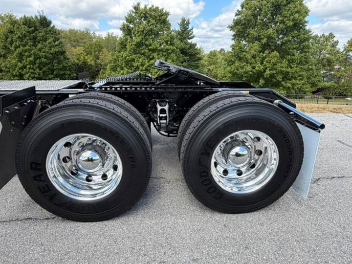 2027 Kenworth W900L 72" Flat Top Sleeper, exterior photo 3