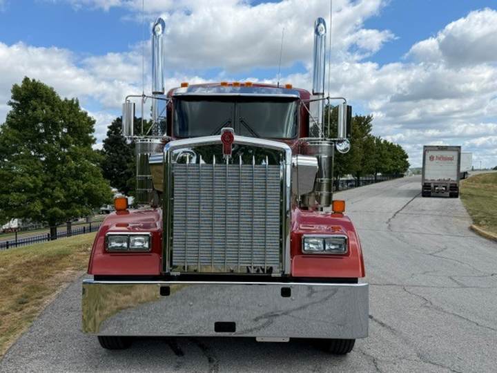 2027 Kenworth W900L 72" Flat Top Sleeper, exterior photo 4