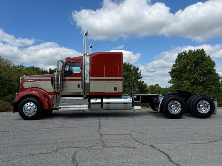 2027 Kenworth W900L 72" Flat Top Sleeper, exterior photo 5