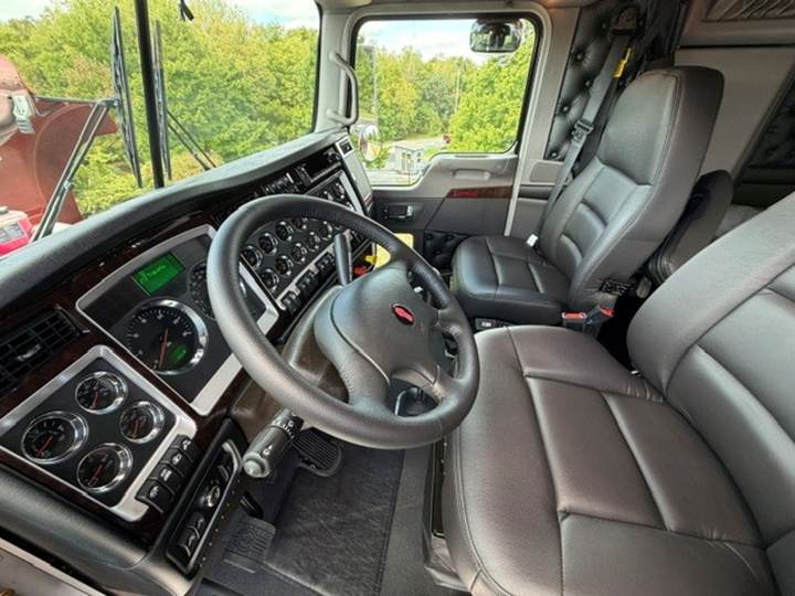 2027 Kenworth W900L 72" Flat Top Sleeper, interior photo 7