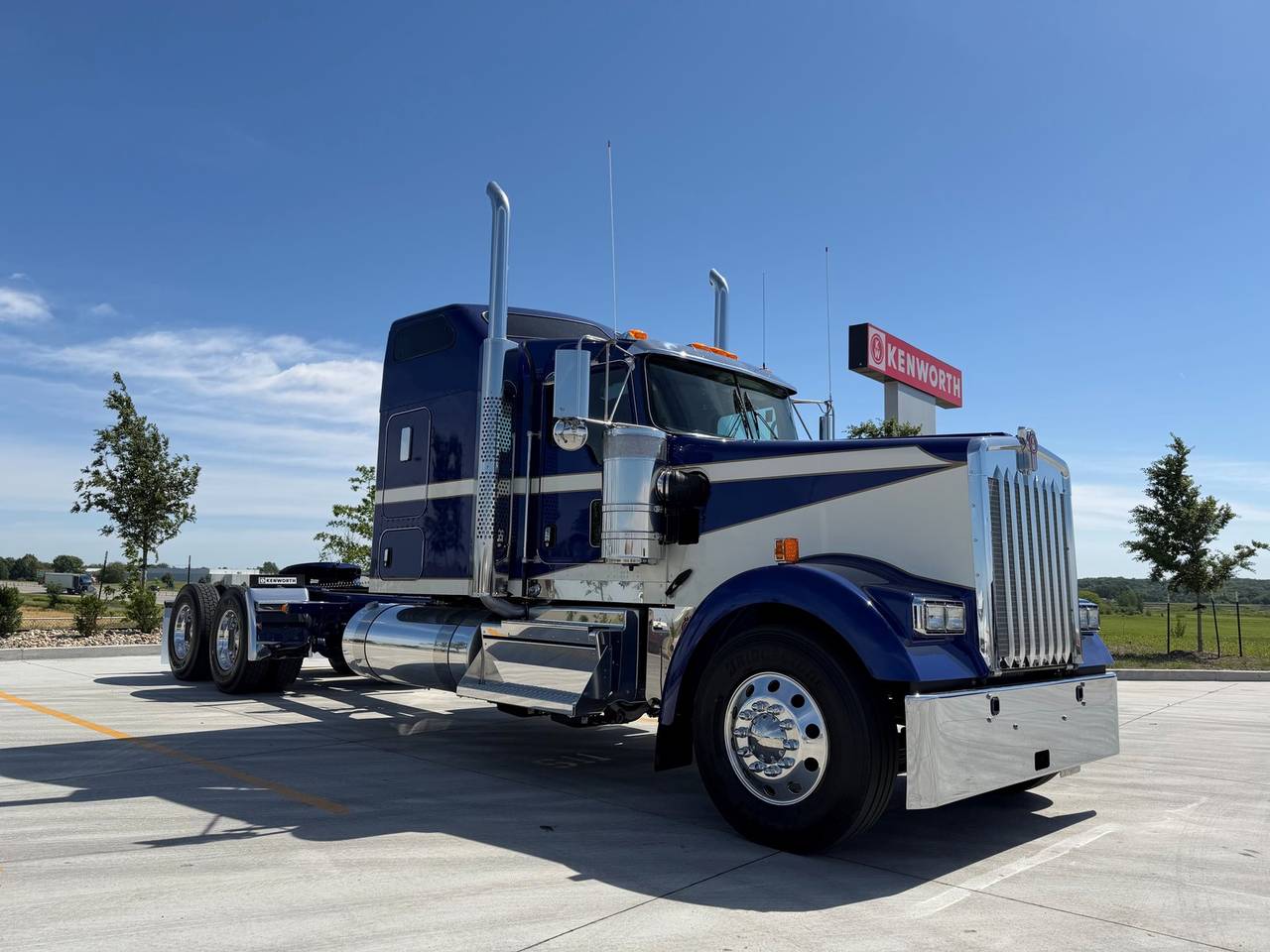 2027 Kenworth W900L 72" Raised Roof Sleeper, exterior photo 1