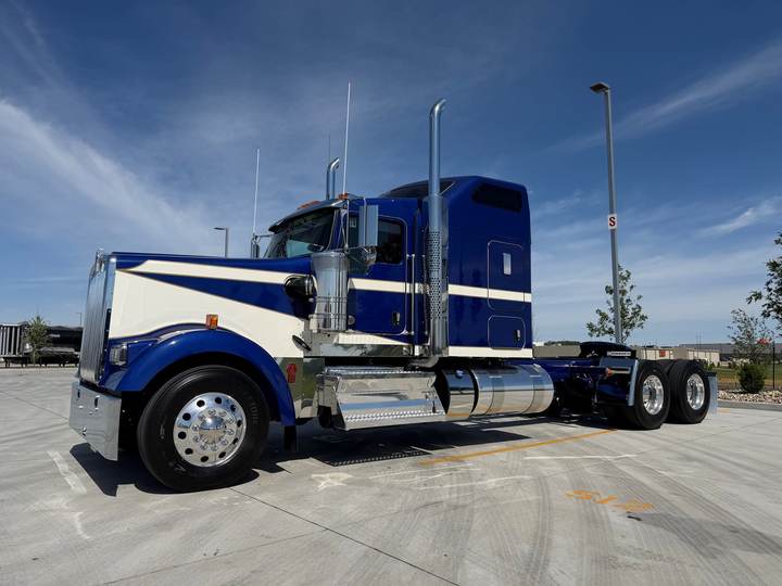 2027 Kenworth W900L 72" Raised Roof Sleeper, exterior photo 2