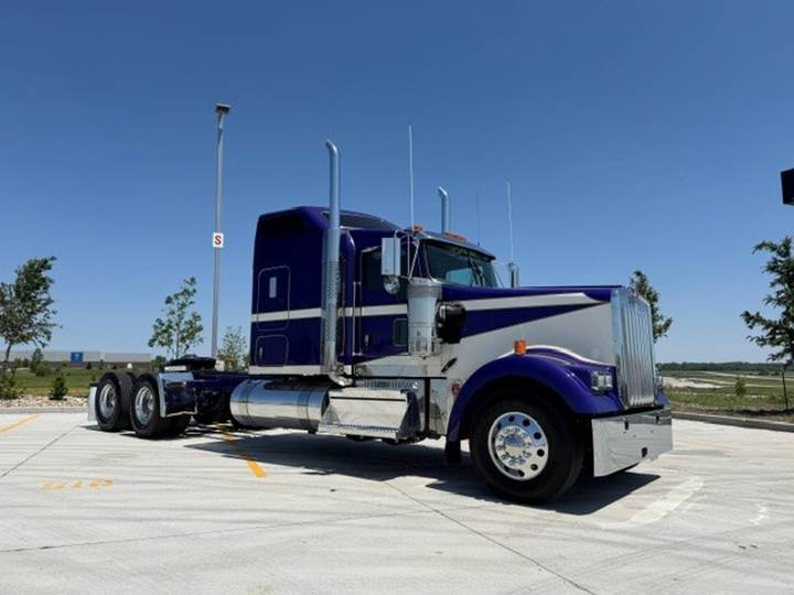 2027 Kenworth W900L 72" Raised Roof Sleeper, exterior photo 1