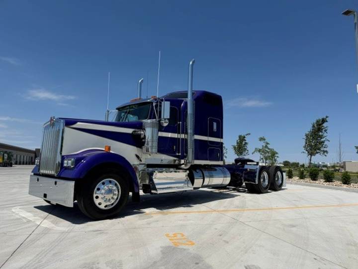 2027 Kenworth W900L 72" Raised Roof Sleeper, exterior photo 2