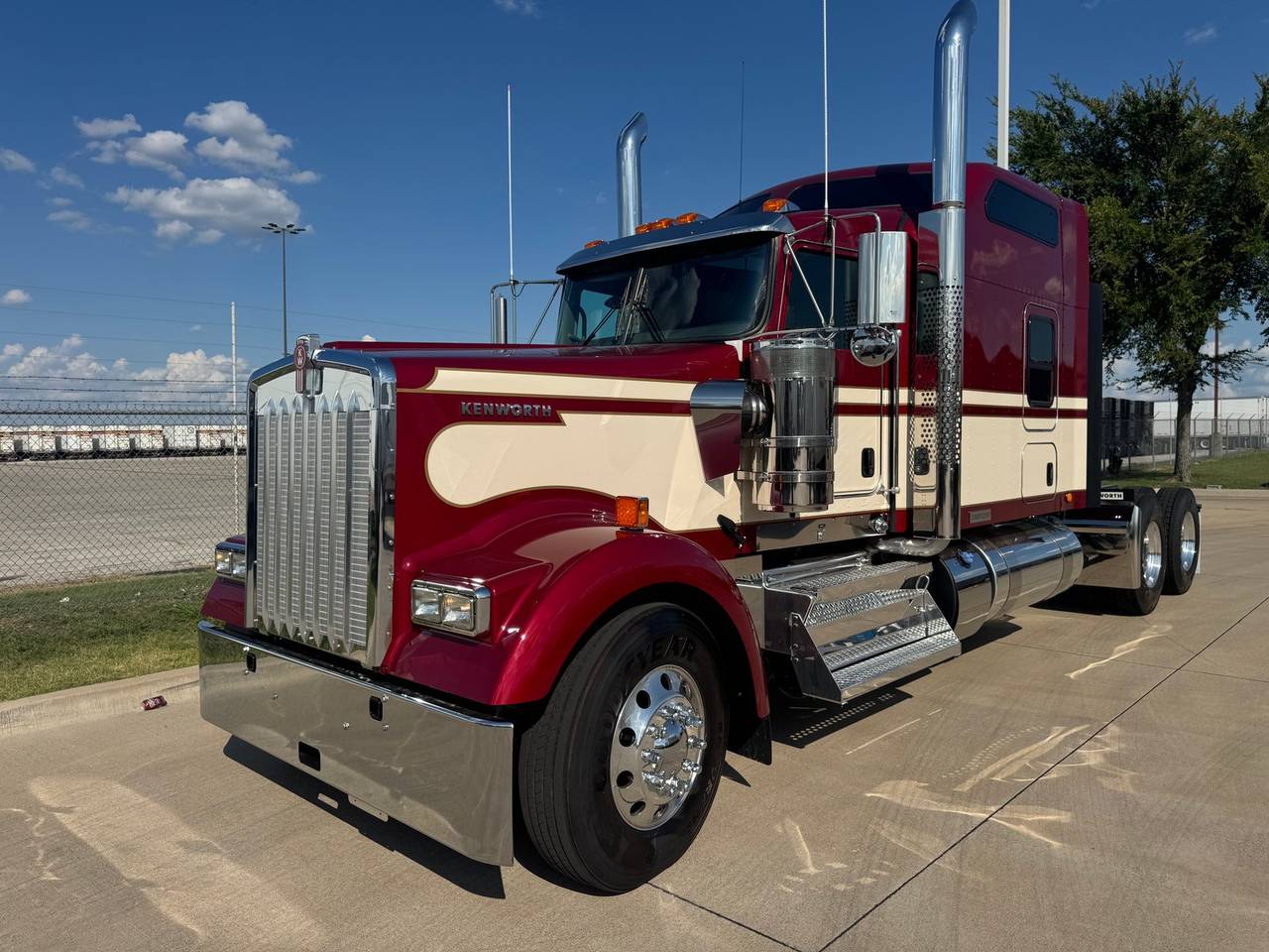 2027 Kenworth W900L 86" Raised Roof Sleeper, exterior photo 1
