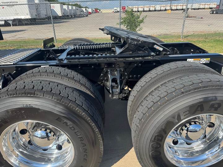 2027 Kenworth W900L 86" Raised Roof Sleeper, exterior photo 2