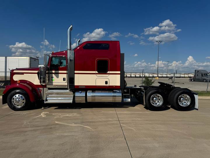 2027 Kenworth W900L 86" Raised Roof Sleeper, exterior photo 3