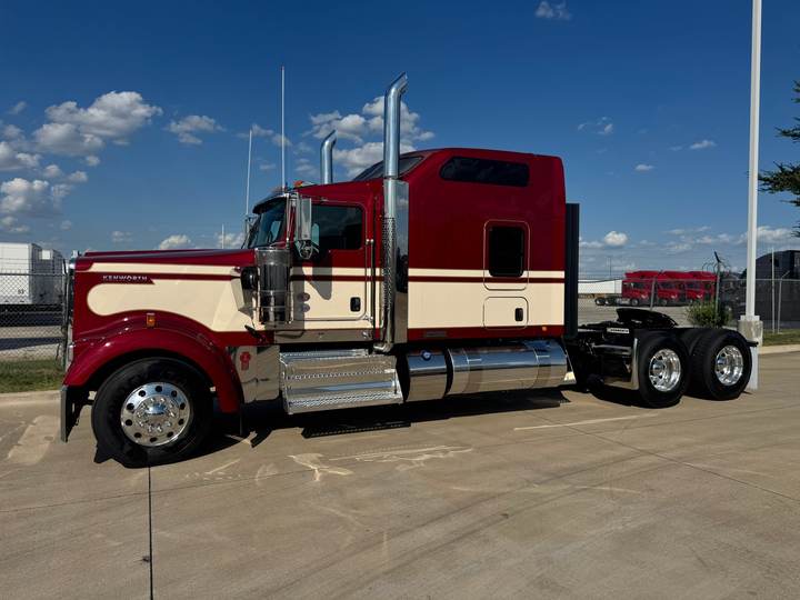 2027 Kenworth W900L 86" Raised Roof Sleeper, exterior photo 4