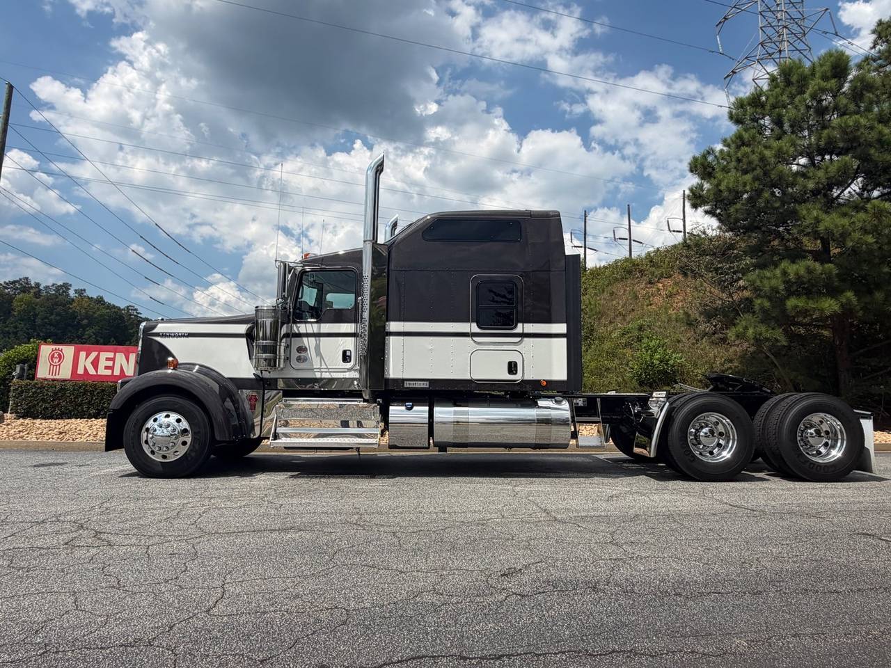 2027 Kenworth W900L 86" Raised Roof Sleeper, exterior photo 2