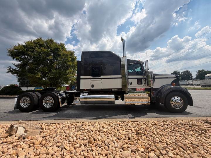 2027 Kenworth W900L 86" Raised Roof Sleeper, exterior photo 3