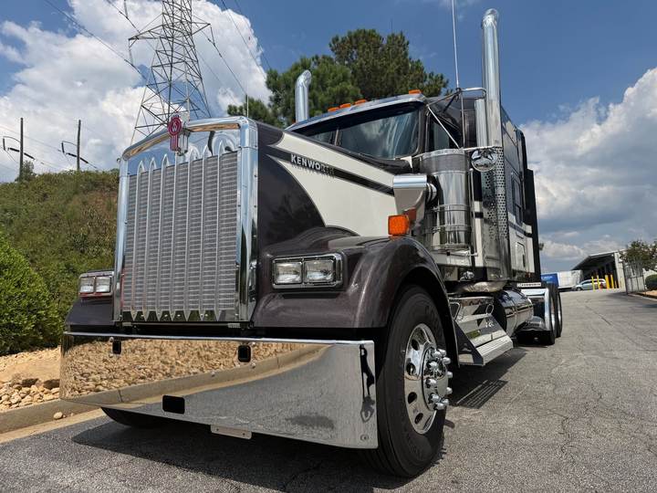 2027 Kenworth W900L 86" Raised Roof Sleeper, exterior photo 4