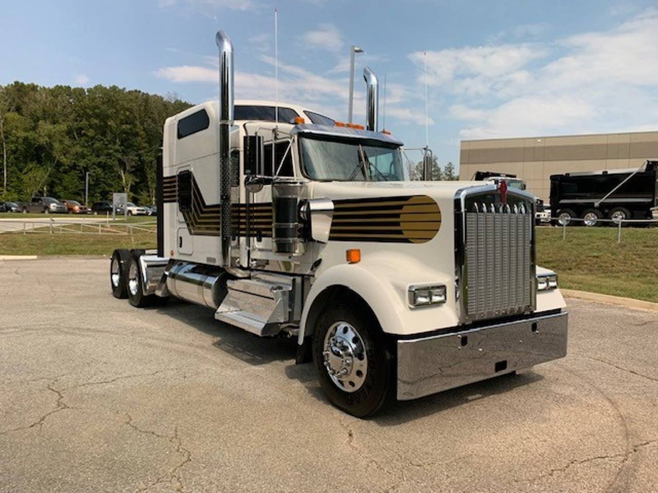 2027 Kenworth W900L 86" Raised Roof Sleeper, exterior photo 1