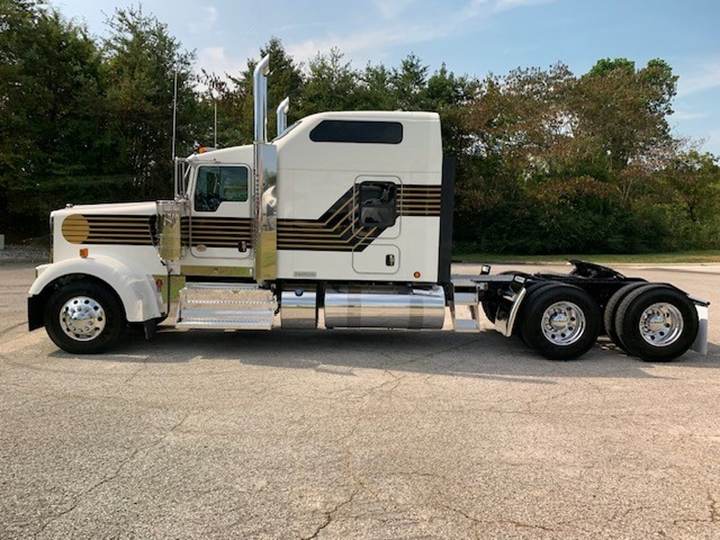 2027 Kenworth W900L 86" Raised Roof Sleeper, exterior photo 4