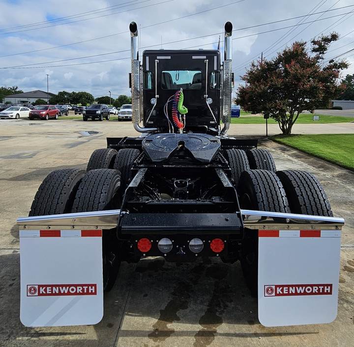 2027 Kenworth W900L Day Cab, exterior photo 3
