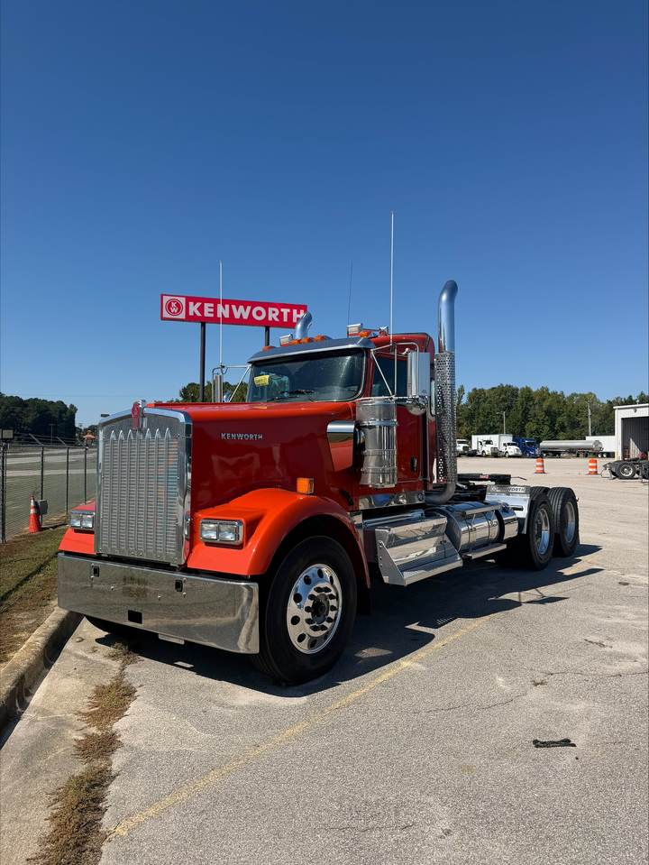 2027 Kenworth W900L Day Cab, exterior photo 1