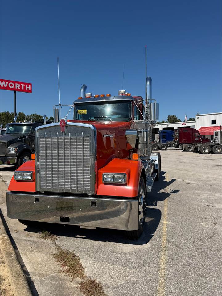 2027 Kenworth W900L Day Cab, exterior photo 2