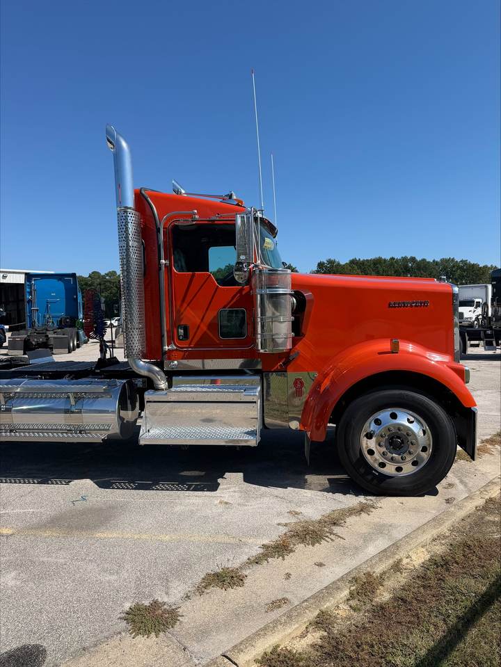 2027 Kenworth W900L Day Cab, exterior photo 3