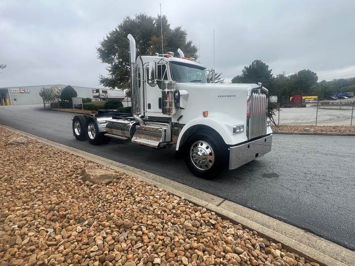 2027 Kenworth W900L Day Cab, exterior photo 3