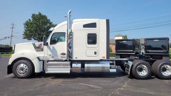 2027 Kenworth W990 76" Mid Roof Sleeper, exterior photo 3
